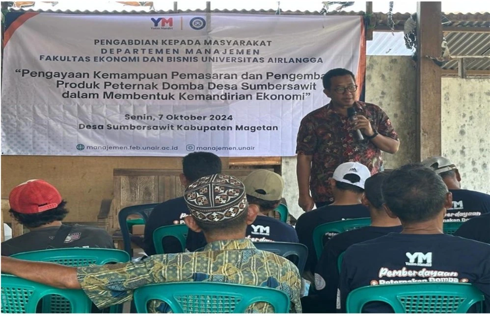 Penyampaian materi oleh Dr Tuwanku Aria Auliandri dalam pengmas di Desa Sumbersawit Magetan (Foto: Dok. Tim Pengmas)