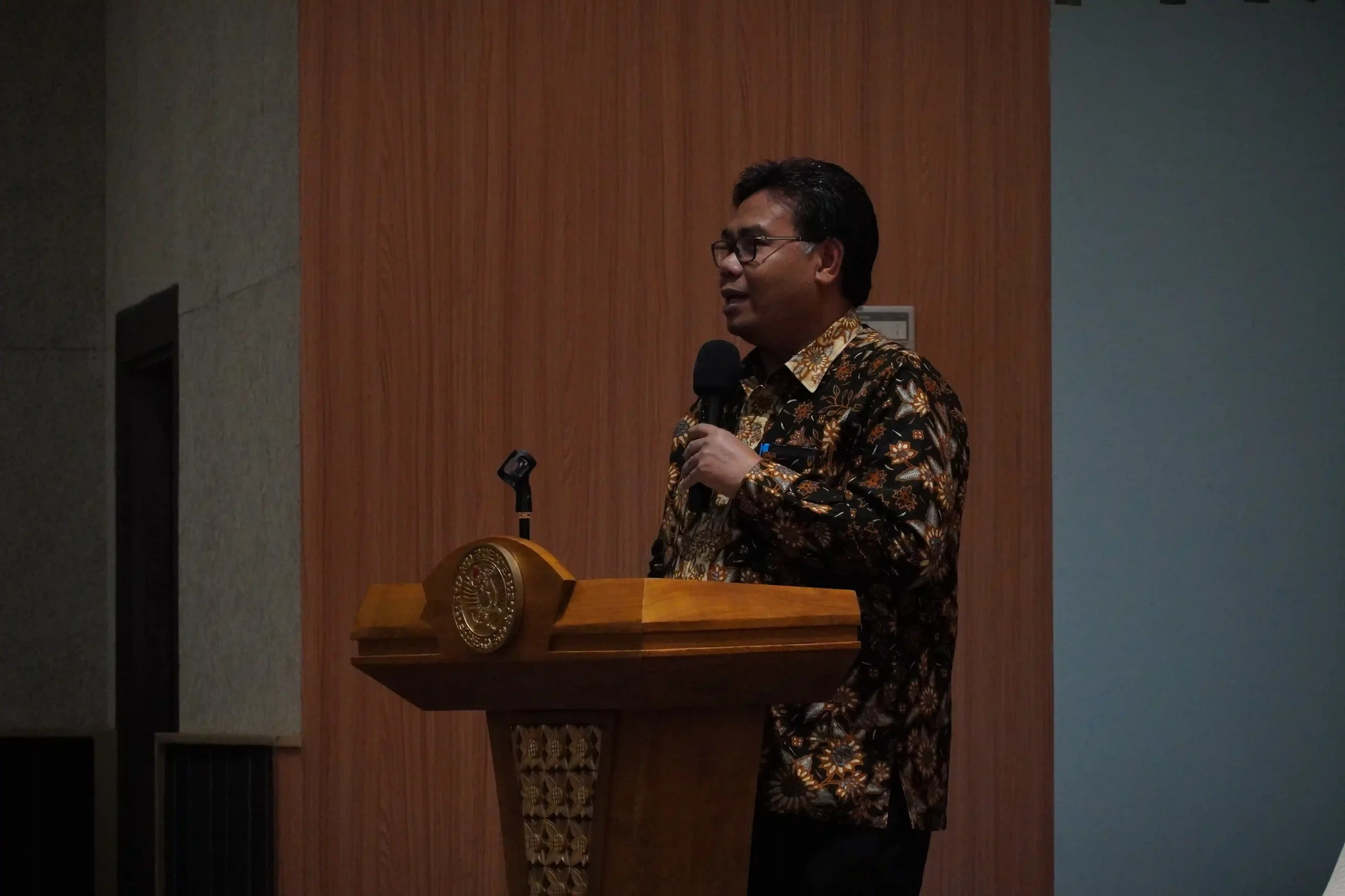 Sambutan Dekan FTMM UNAIR Pada Seminar Nasional Transformasi Robotika yang digelar FTMM, Rabu (09102024) (Sumber Foto Humas FTMM)