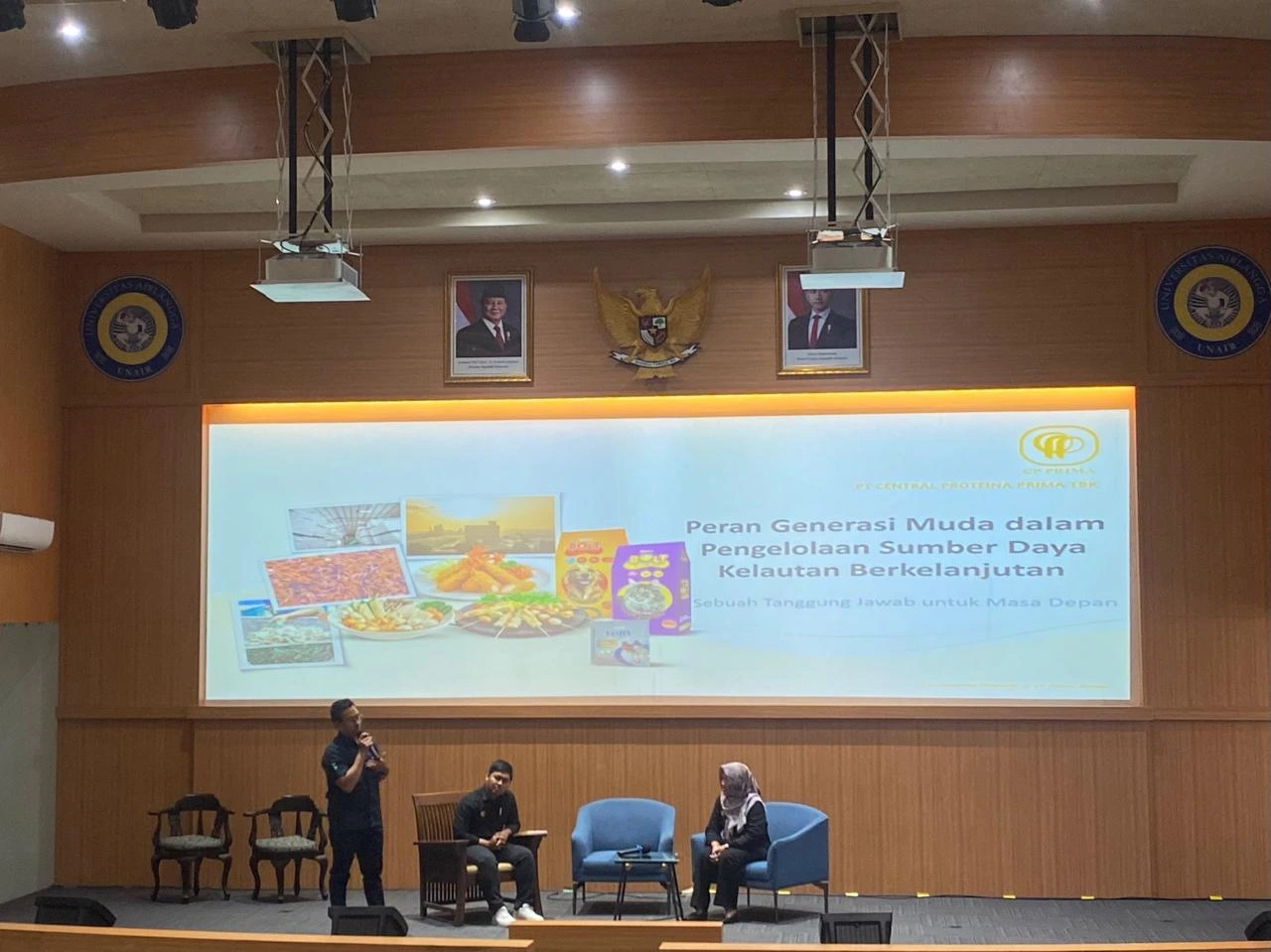 Pemaparan peluang karier era blue economy Dyo Maliki Hakim SPi selaku Kepala Mitra Teknis Pakan Udang Area Jawa Timur PT Central Proteina Prima pada Career Fest 2024 (Foto: Raissyah)