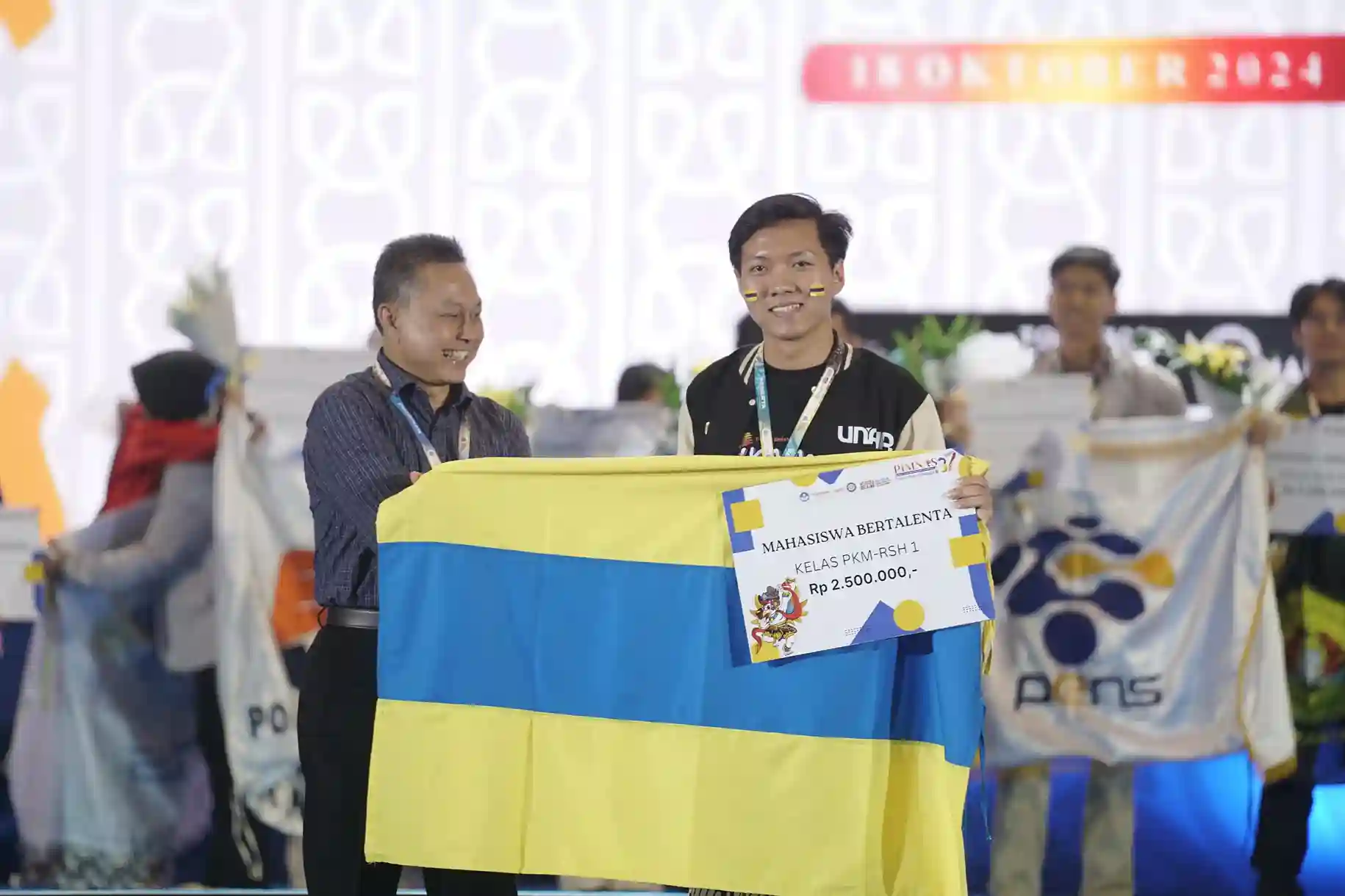 Suma Menerima Penghargaan sebagai Mahasiswa Bertalenta pada PIMNAS ke-37 (Foto: PKIP UNAIR)