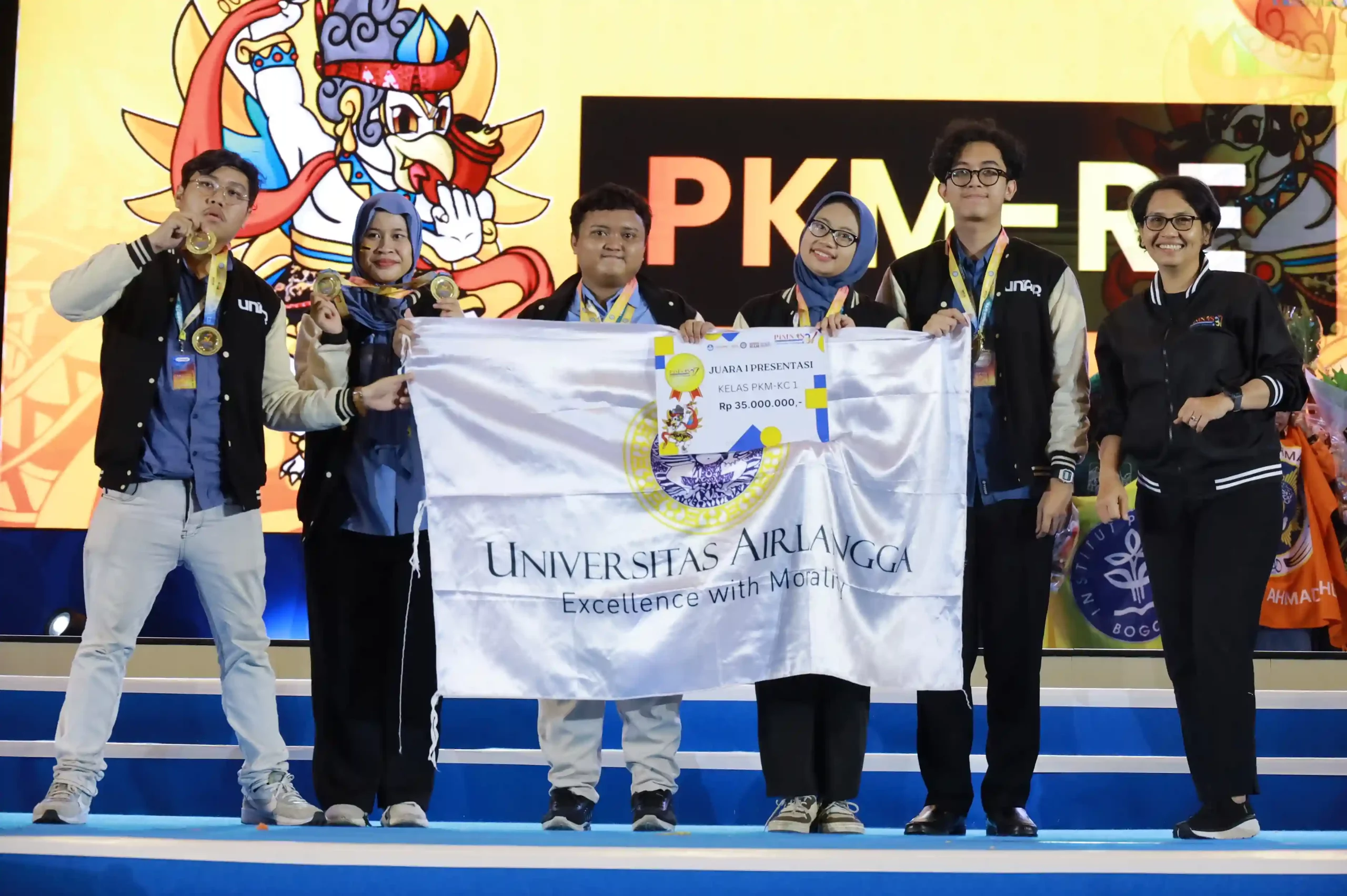 Tim AUVEST saat menerima penghargaan pada closing ceremony PIMNAS ke-37 (Foto: PKIP UNAIR)