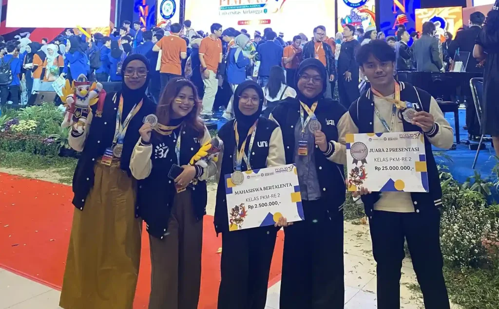 Tim PKM-RE MEDGers raih medali perak kategori presentasi di malam penganugerahan PIMNAS, Jumat (18/10/24) (Foto: Istimewa)