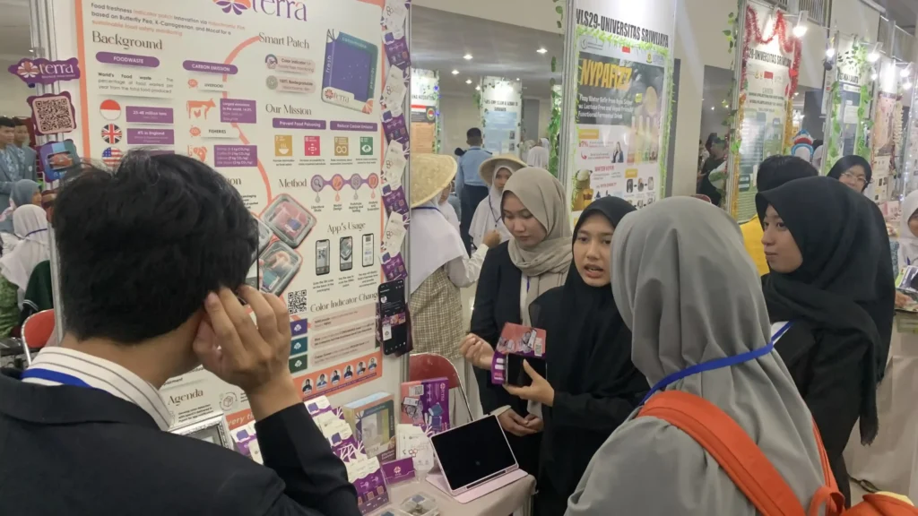 Tim TERRA menjelaskan detail produknya dalam pameran WYIIA 2024 (Foto: Dok. Narasumber)