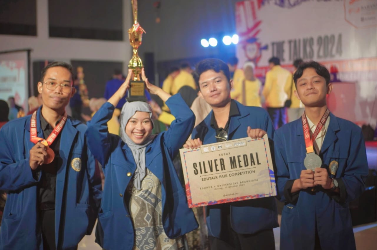 Tim UNAIR meraih medali perak dalam cabang lomba esai subtema pariwisata (Foto: dok. tim)