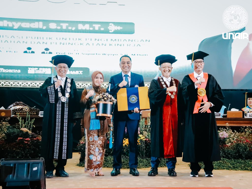 Eri Cahyadi Wali Kota Surabaya resmi menjalani sidang doktor terbuka di Universitas Airlangga (UNAIR). (foto: Imam)