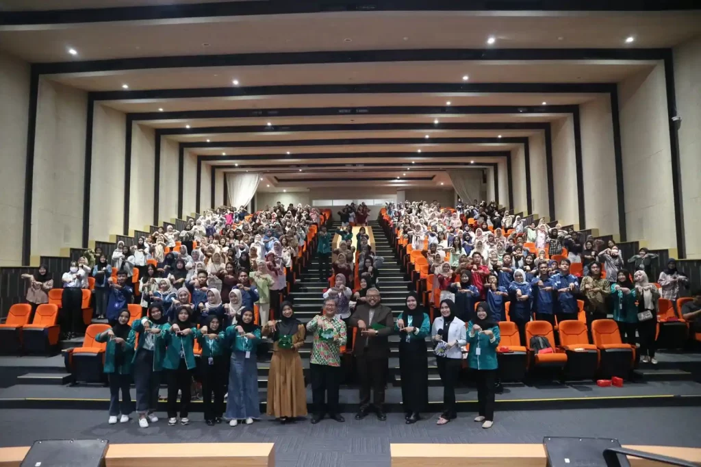 Pembicara beserta seluruh peserta seminar ADFEST (Foto: Dok. Panitia)