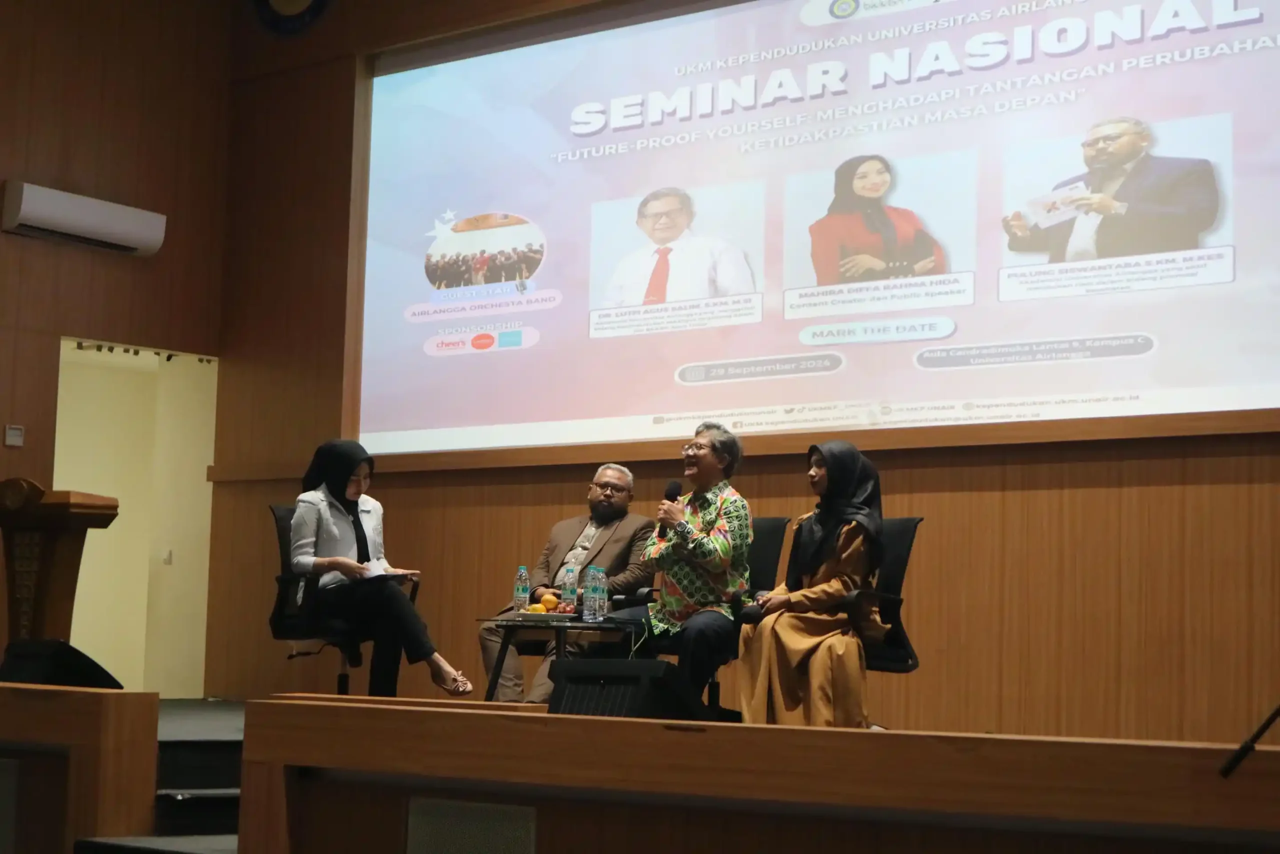 Moderator bersama para pembicara Seminar ADFEST (Foto: DOk. Panitia)