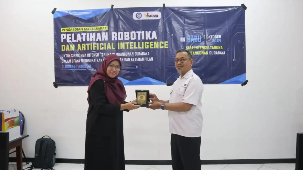 Penyerahan plakat dari Departemen Teknik Fakultas Vokasi UNAIR ke SMA ITP Surabaya (Foto: Dok. Panitia Pengmas)