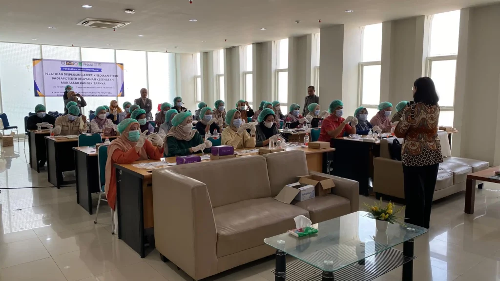 Suasana pelatihan Pencampuran Obat Steril bagi Apoteker di Makassar (Foto: tim pengmas FF UNAIR)