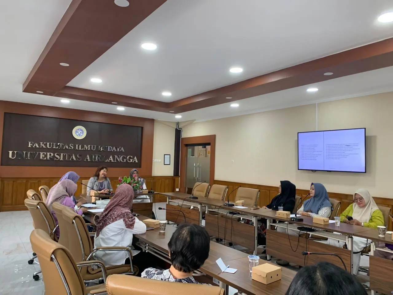 Dr Sri Widati SSos Msi memaparkan materi pada Acara Talkshow “Kesehatan Mental Perempuan Hebat” di Ruang Chairil Anwar FIB UNAIR (Foto: Yang Ramadia Nurya Syifa)