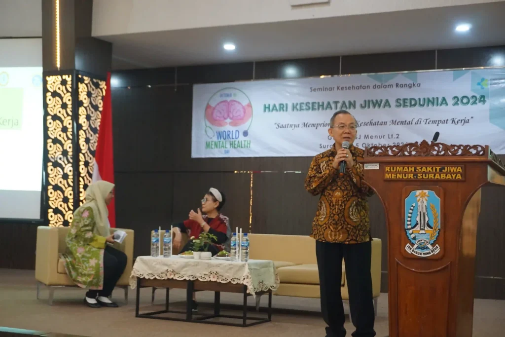 dr Soetjipto SpKj (K), dokter Divisi Psikiatri Adiksi FK UNAIR memaparkan materi berjudul “Adiksi Online di Tempat Kerja” (Foto: Dok. Panitia)