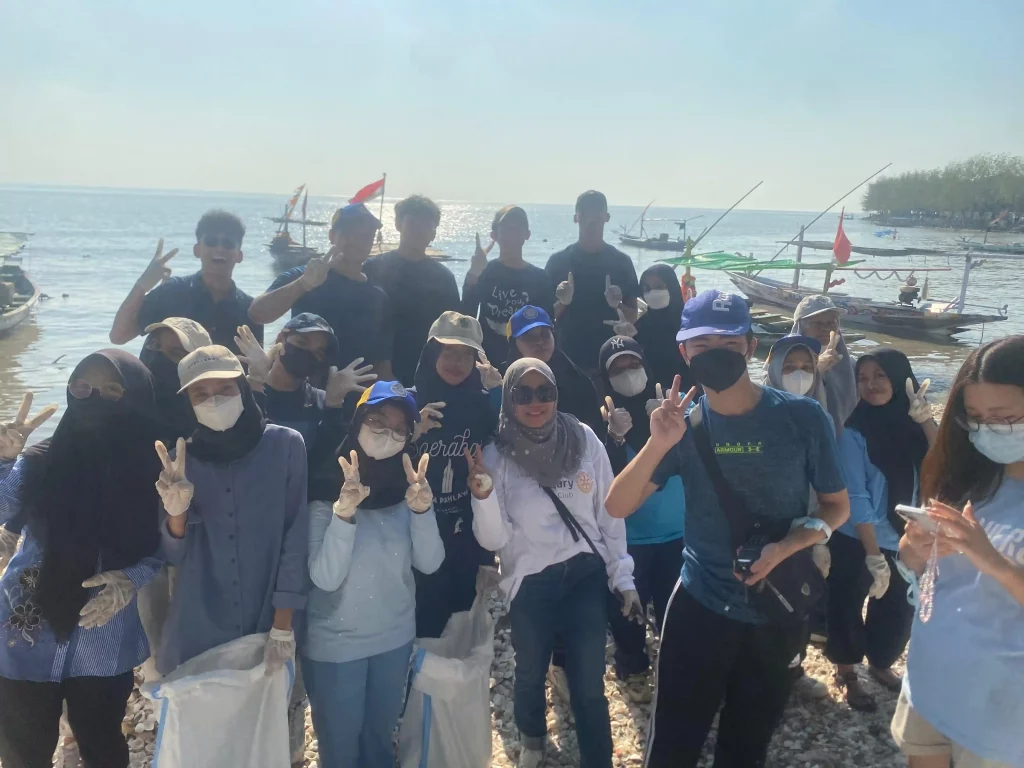 Group photo session after the beach cleanup.  (Photo: Event Committee Documentation)
