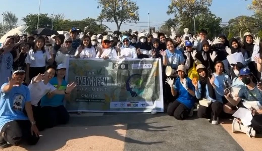 Green Generation Surabaya and UNAIR students during the Kenjeran Beach cleanup (Photo: Event Committee Documentation)