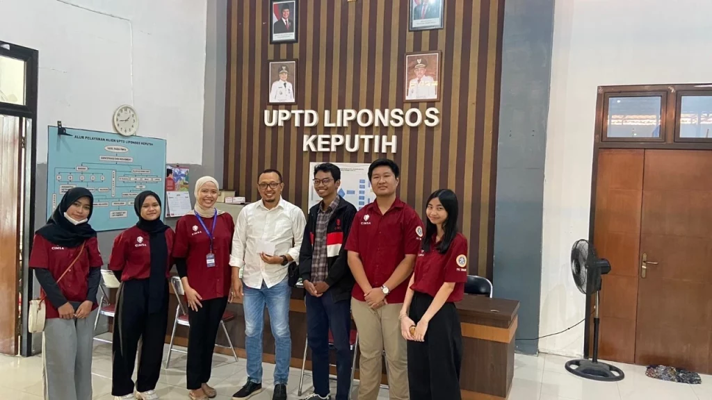 Panitia UNSPOKEN memberikan donasi kepada LIPONSOS Keputih Surabaya melalui Ketua LIPONSOS Keputih, Surabaya (Foto: Istimewa)