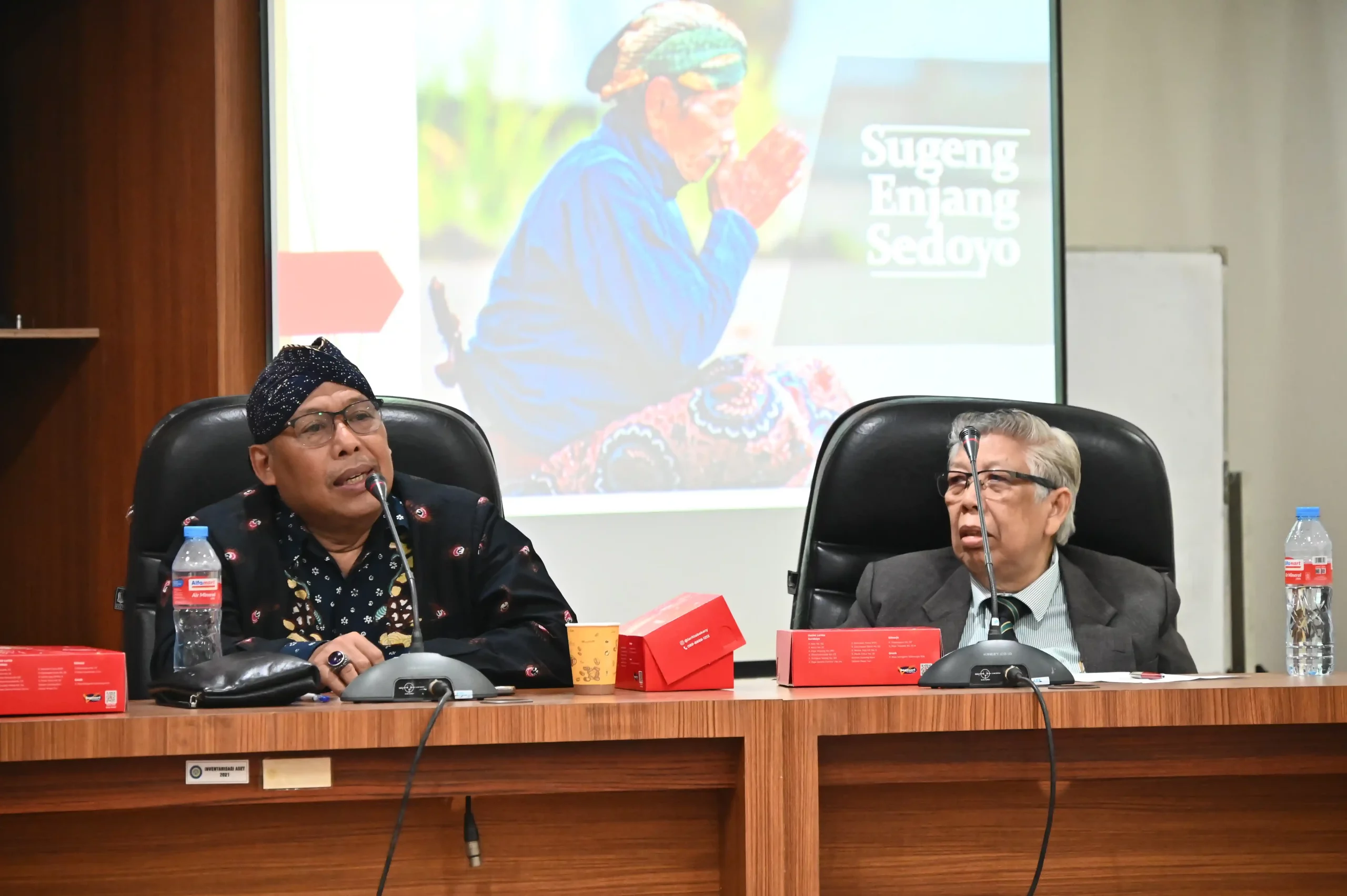 Naen Soeryono menjelaskan materi tentang hak penghayat kepercayaan (Foto: Istimewa)