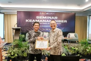 Warek Bidang Internasionalisasi, Digitalisasi dan Informasi menerima Surat Tanda Registrasi Tim Tanggap Insiden Siber dari Deputi Bidang Keamanan Siber, Sandi Pemerintahan dan Pembangunan Manusia BSSN (Foto: Istimewa)