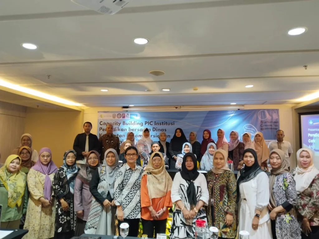 Representatives from various educational institutions in East Java pose for a group photo. (Photo: Personal documentation)