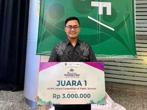 Potret Muhammad Dzulfikar Al Ghofiqi SAP MKP saat meraih penghargaan sebagai Juara 1 dalam pagelaran Word Competition of Public Service Pameran Pelayanan Publik Jawa Timur 2024 (Foto Istimewa)