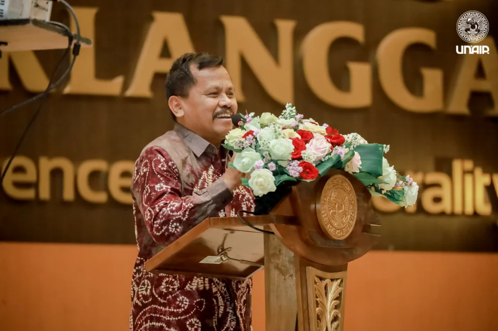 Ketua Pusat Halal UNAIR, Dr Abdul Rahem M Kes Apt saat memberikan sambutan (foto: PKIP UNAIR)