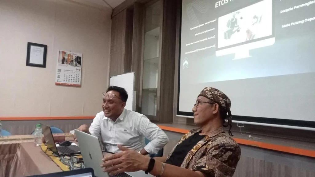 Ahmad Fauzi S Sos (tengah, hem baju warna putih) Deputi General Manager PT Teamwork Kreasi Indonesia dan Dr Moh Adib Drs MA Dosen Antropologi FISIP UNAIR (berjas dan Peci Batik) saat pelaksanaan Kuliah Dosen Umum (12/11/2024) (Foto: Istimewa)