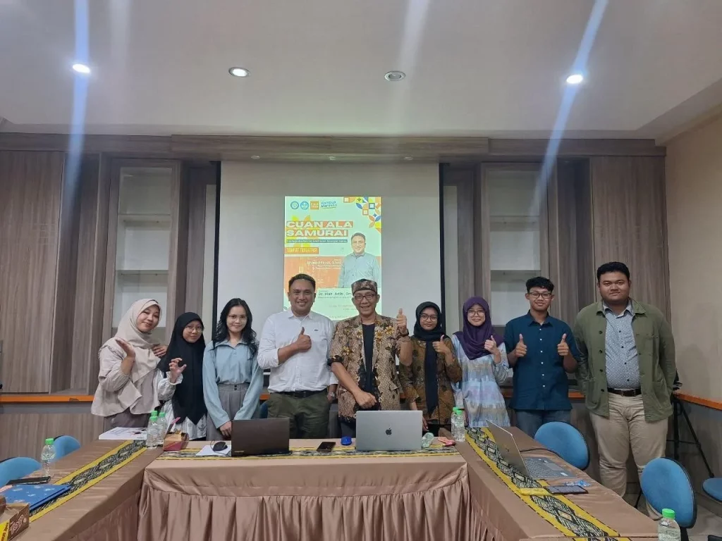 Narasumber Ahmad Fauzi S Sos (tengah, hem baju warna putih) dan Dr Moh Adib Drs MA Dosen Antropologi FISIP UNAIR (berjas dan Peci Batik) saat berfoto bersama sebagian peserta Kuliah Umum (12/11/2024) (Foto: Istimewa)