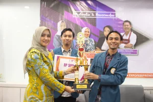 Penyerahan Piala Juara 3 Lomba Bussiness Plan Nasional kepada Tim “Gas Wes” UNAIR (Foto: Istimewa)