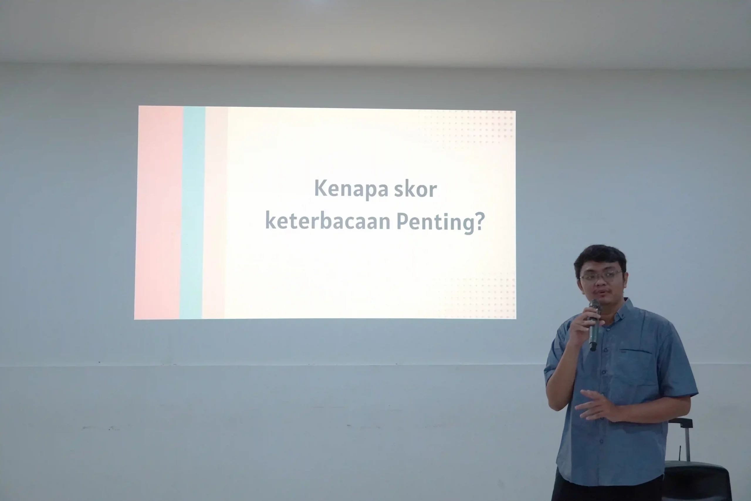 Edwin F A Putra, Editor UNAIR News, tengah memaparkan materi Skor Keterbacaan dalam SeJu pada Sabtu (23/11/2024). (Foto: FTMM UNAIR).