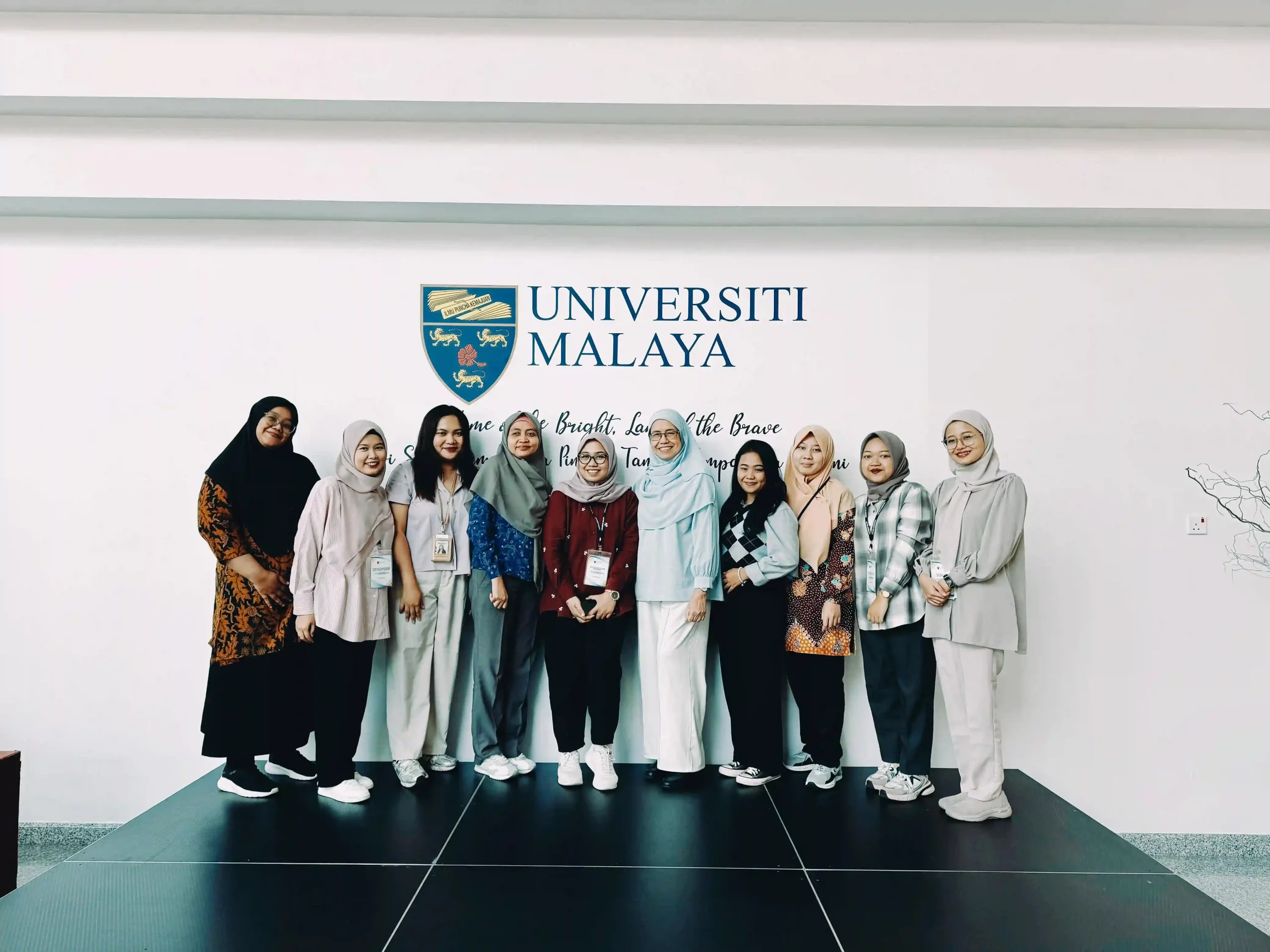 Delegasi staf UNAIR dalam “Development for Understanding and Experience Abroad” di Universiti Malaya (Foto: Dok. Narasumber)