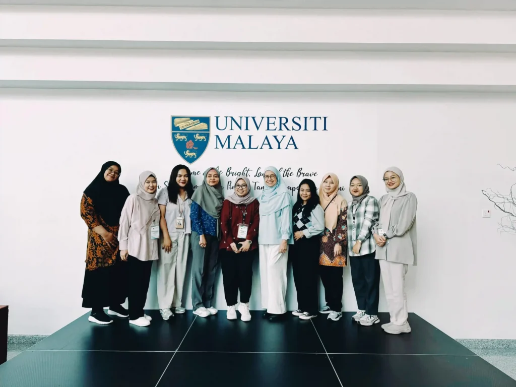 UNAIR delegates in "Development for Understanding and Experience Abroad" Program at Universiti Malaya (Photo: By courtesy)