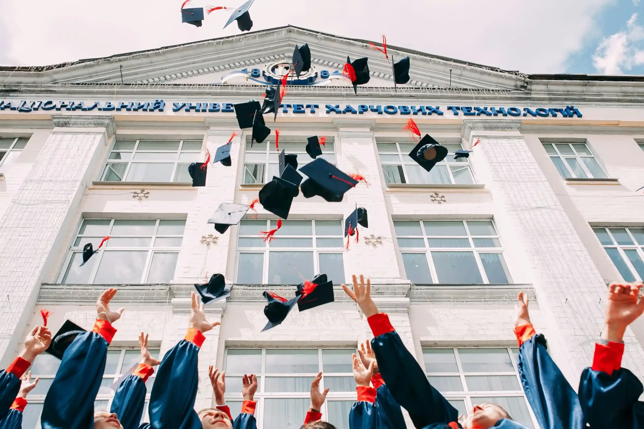 Ilustrasi mahasiswa lulus dari perguruan tinggi terakreditasi. (Unsplash: Vasily Koloda)