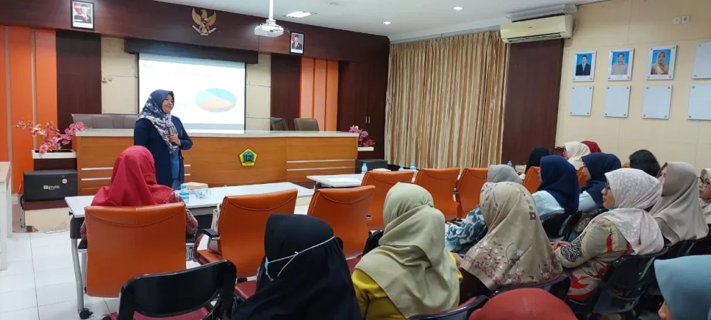 Presentation by Dr. Lestari Sudaryanti, M.Kes., during the IPC Simulation on maternal and infant emergency response on Bawean Island, Thursday, October 31, 2024. (Photo: By courtesy).