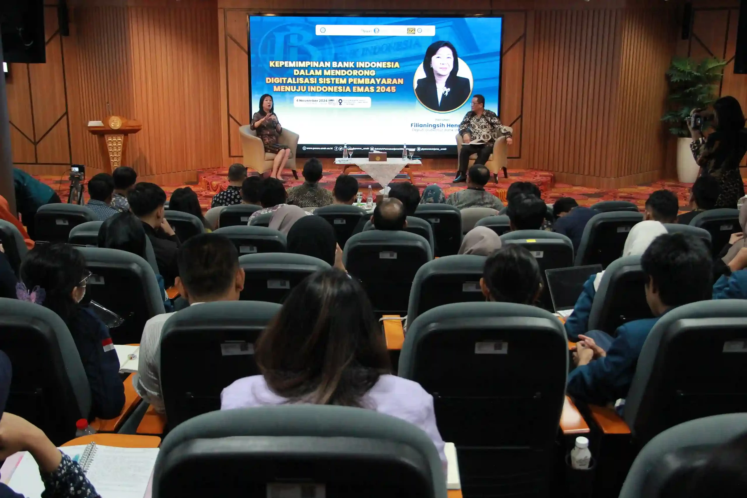Sesi penyampaian materi (Foto: Humas Sekolah Pascasarjana UNAIR)