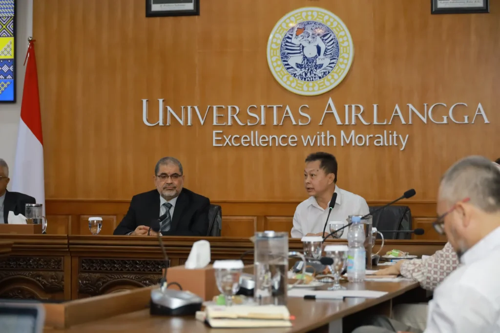 Vice Rector for Academic, Student, and Alumni Affairs, Prof. Dr. drh. Bambang Sektiari Lukiswanto, DEA, and Hadhramout University President, Prof. Dr. Mohammed Saeed Khanbash, during a partnership meeting in the Plenary Meeting Room, Management Office, MERR-C Campus, Friday, November 1, 2024. (Photo: PKIP UNAIR)