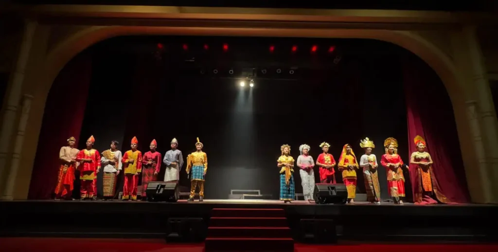 Salah satu penampilan seni budaya pada Malam Puncak Festival Adiwarna Airlangga (Foto: Dok. Panitia)