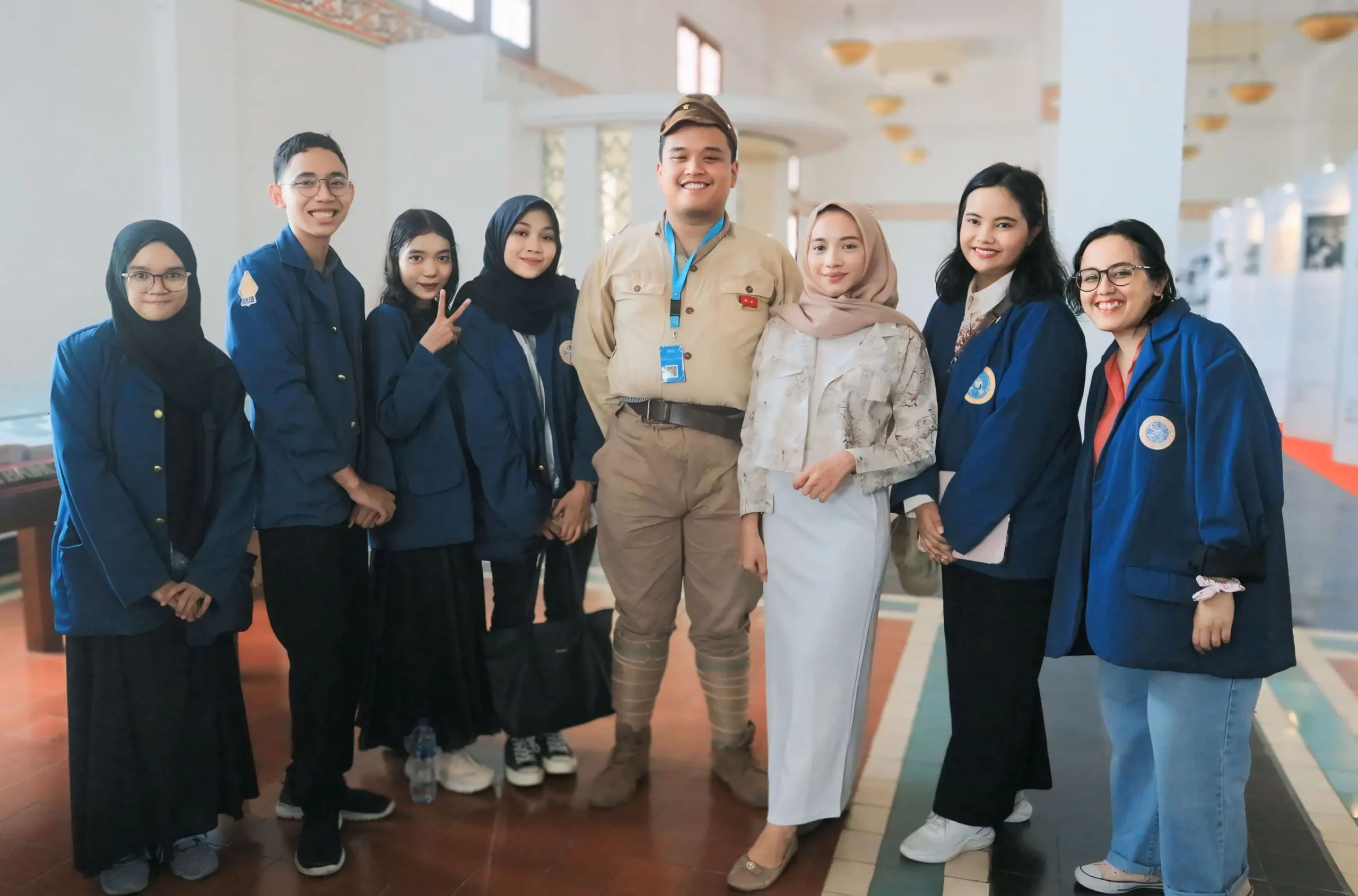 Kegiatan PKL Mahasiswa MKSB UNAIR bersama Tim Herotage di De Javasche Bank (Foto: Lady Khairunnisa Adiyani)