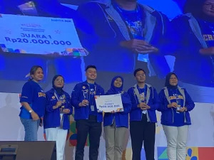 Team 7 Lontong Community Power ketika menerima penghargaan juara Bussiness Impact Plan Competition dari Executive Vice President Secretariat & Corporate Communication BCA, Hera F. Haryn pada Jumat (15/11/2024) (Foto: Istimewa)