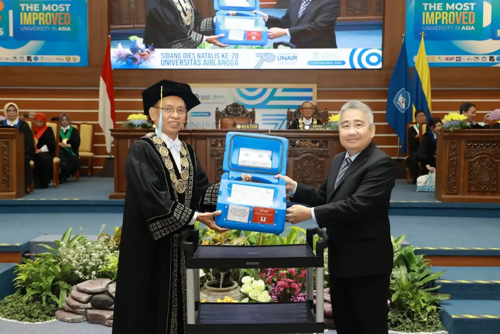 UNAIR Rector Prof. Dr. Mohammad Nasih SE MT Ak symbolically hands over the results of the FMD vaccine development to FX Sudirman, Director of PT Biotis Pharmaceutical Indonesia (Photo: PKIP UNAIR)