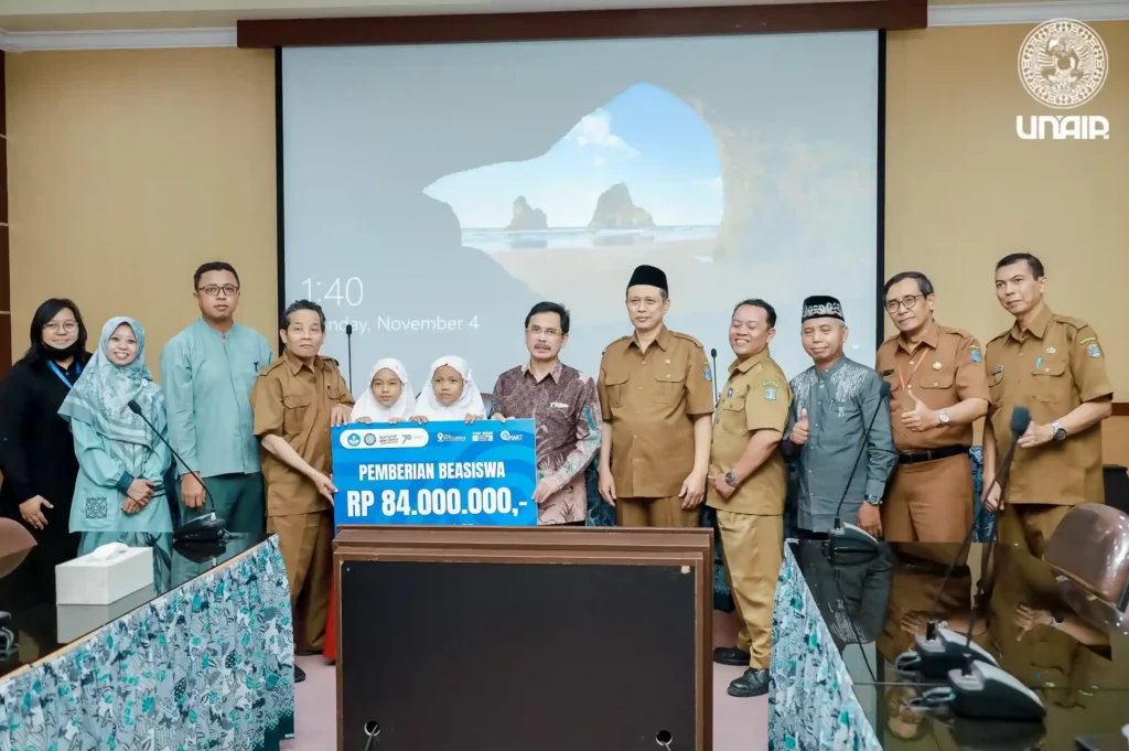 Penyerahan Simbolis Pemberian Beasiswa SD di Wilayah Kec. Mulyorejo, Surabaya Tahun 2024 (Foto: PKIP UNAIR)