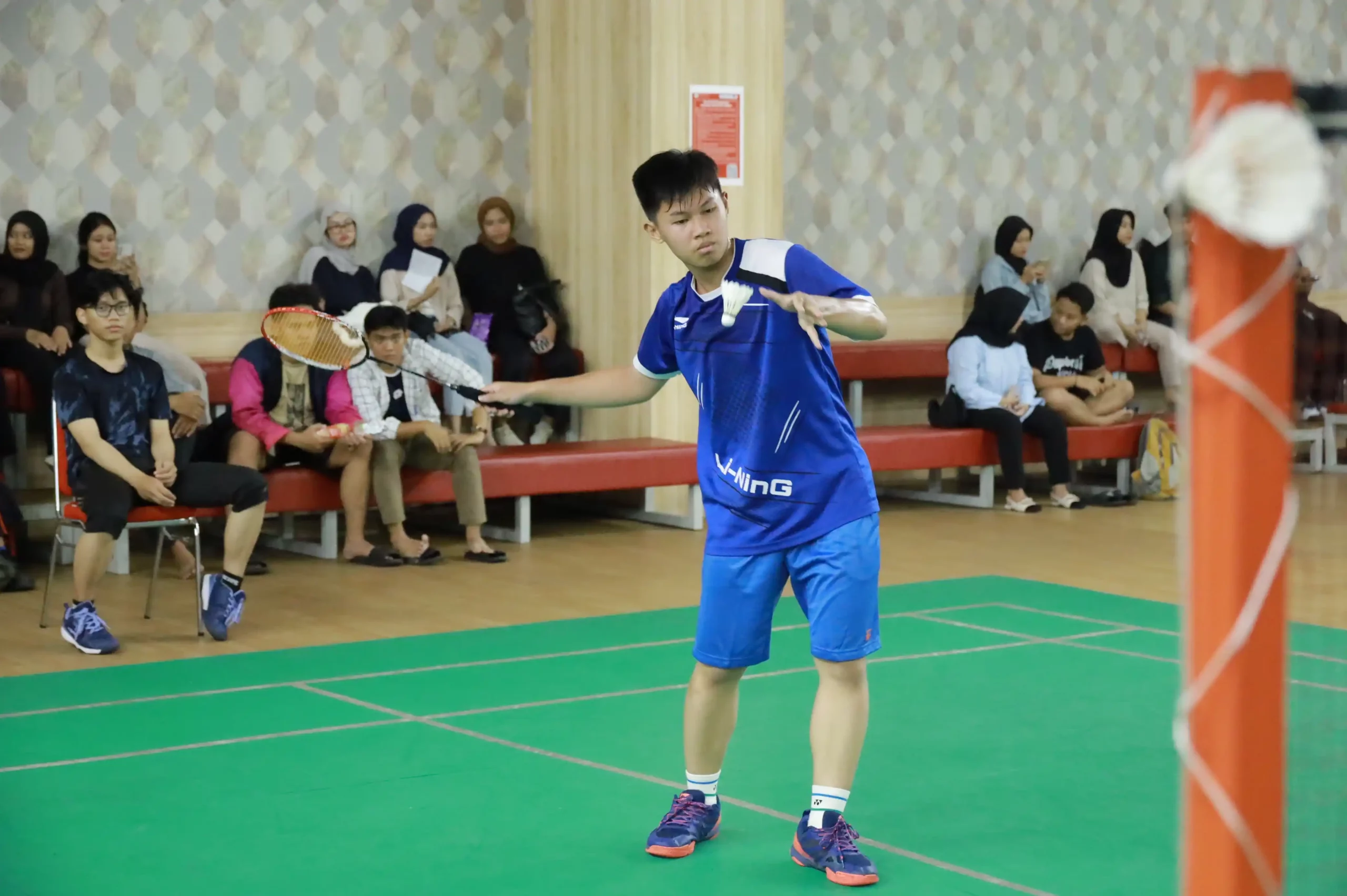 Pemain unjuk bakat bulu tangkis dalam kategori mahasiswa sektor tunggal putra Rektor Cup (Foto: PKIP UNAIR)