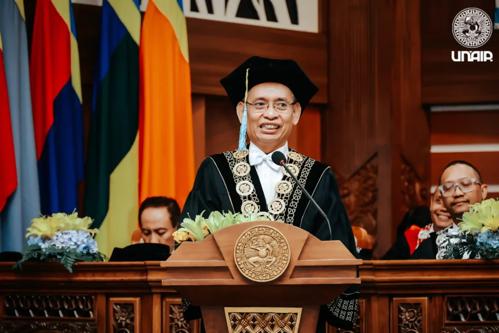 Rektor UNAIR saat memberikan sambutan dalam Sidang Dies Natalis ke-70 UNAIR (Foto: PKIP UNAIR)