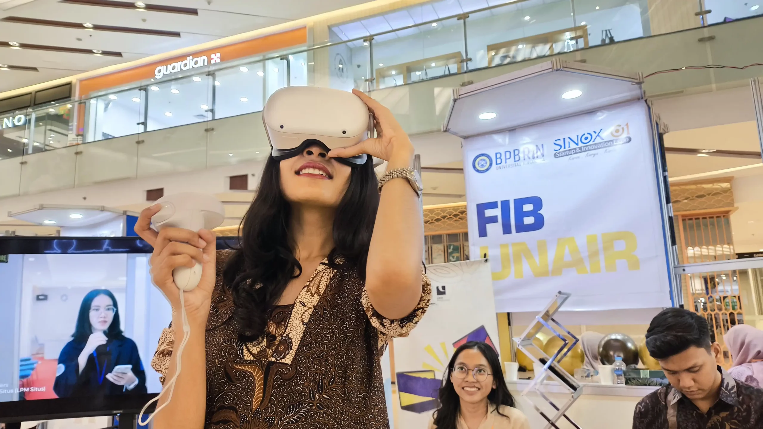 Penerapan VR pada booth FIB UNAIR. (Foto: Istimewa)