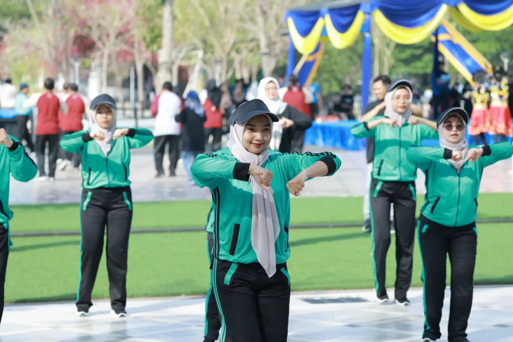 Semangat para peserta mengikuti lomba senam bugar Airlangga (Foto: PKIP UNAIR)