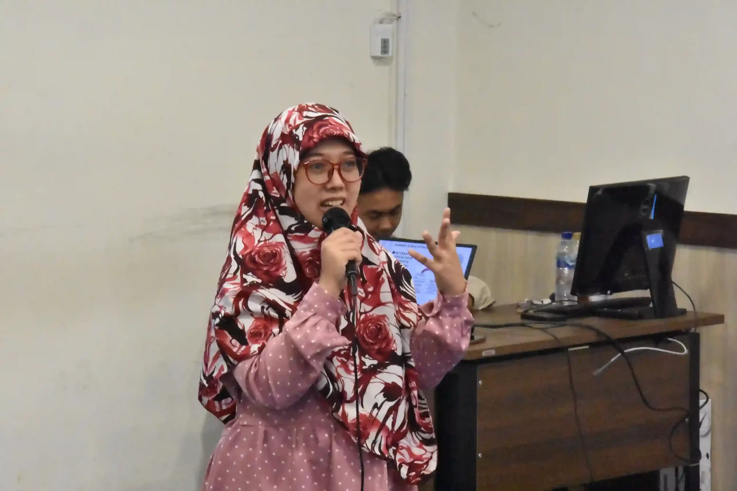 Valina Khiarin Nisa SPsi MSc saat memaparkan materi di Seminar HEMCOSA (Foto: Istimewa)