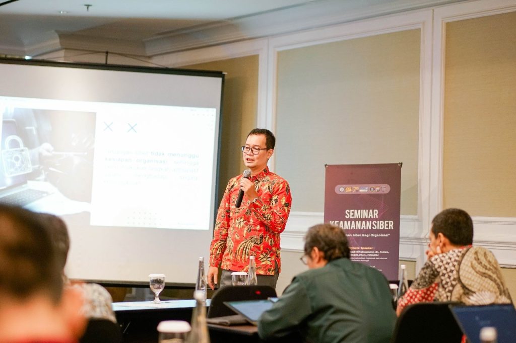 Adi Himawan SSos MM dari BSSN menyampaikan pentingnya ketahanan siber bagi organisasi di seminar yang diadakan pada 19 Nov 2024 di Oakwood Hotel (Foto: Istimewa)
