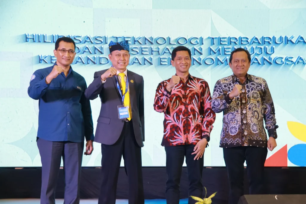 Paling Kiri Ketua BPBRIN Prof Nafik Hadi Ryandono SE MSi, Wakil Rektor bidang akademik, kemahasiswaan dan alumni UNAIR Prof Dr Bambang Sektiari Lukiswanto DEA drh, Rektor ITS Prof Bambang Pramujati ST MSC ENG PhD dan Wakil Rektor Bidang Riset, Inovasi, Kerjasama dan Kealumnian Prof Agus Muhamad Hatta ST MSi PhD). (Foto: Istimewa)