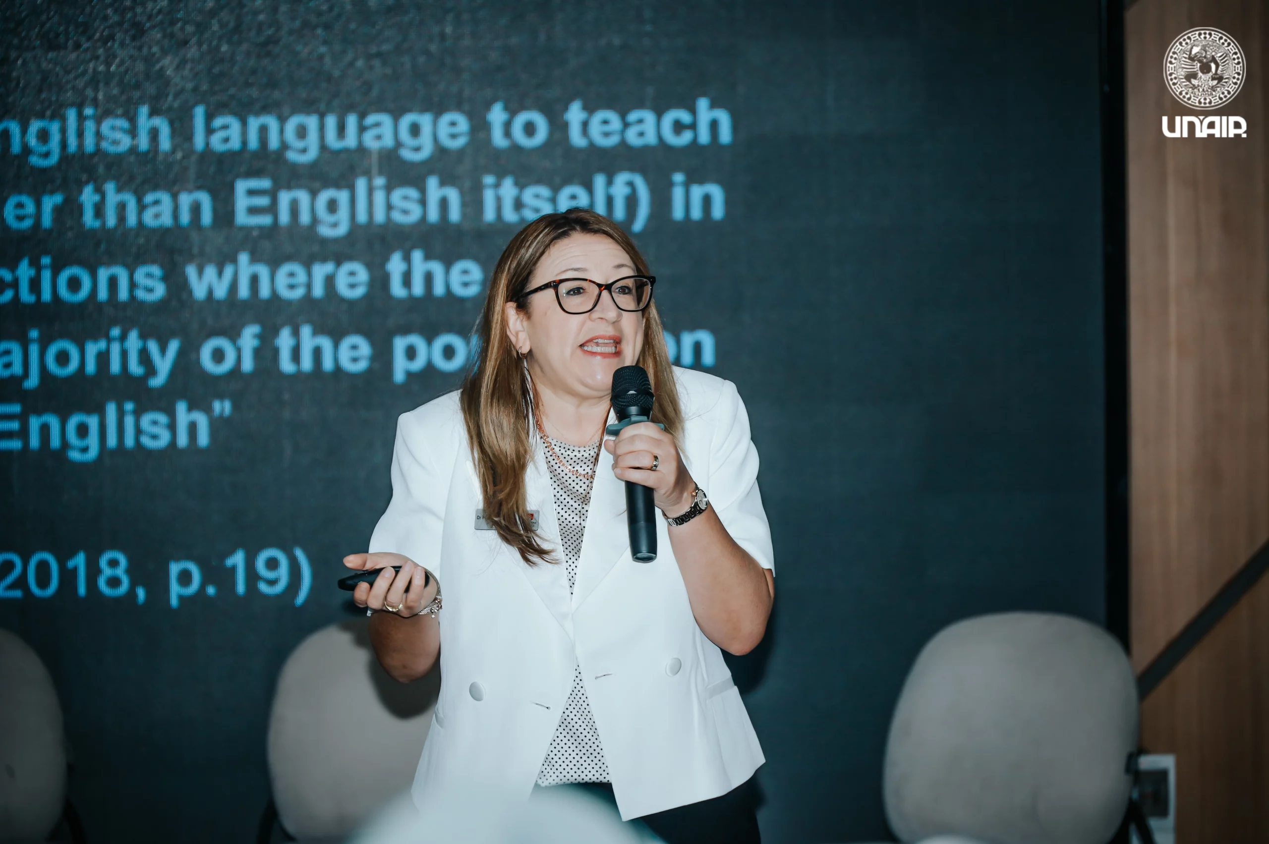 Sesi Pemaparan Materi oleh Narasumber asal Macquarie University Assoc Prof Pamela Humphrey (foto: PKIP UNAIR)