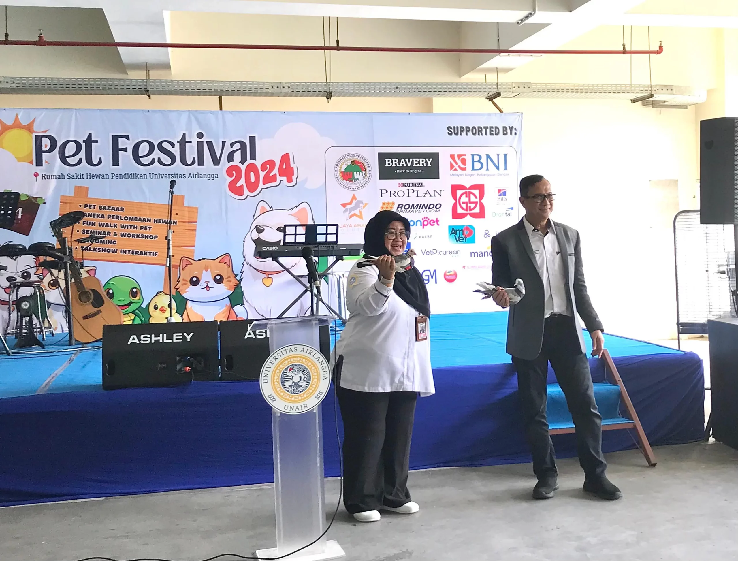 FOTO Pembukaan Pet Festival 2024 Oleh Direktur RSHP UNAIR Dr Ira Sari Yudaniyanti drh Mp dan Wakil dekan II Fakultas Kedokteran Hewan UNAIR Prof Dr Iwan Syahrial Hamid drh MSI. (Foto: Istimewa)