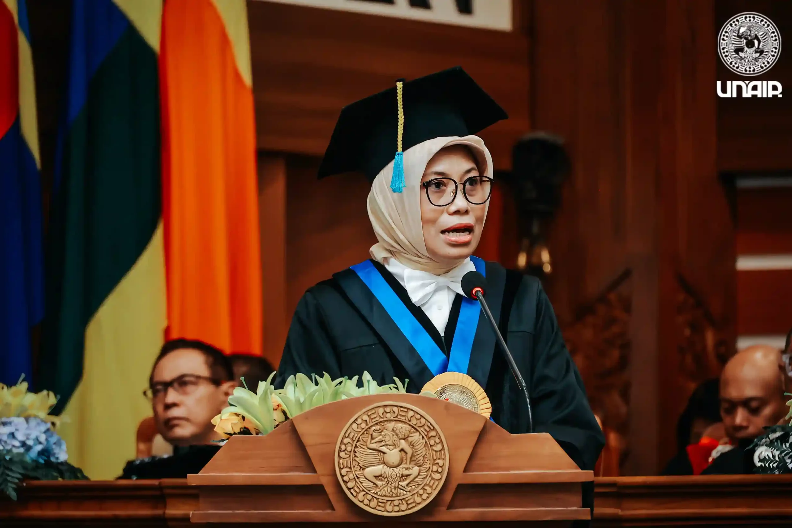 Prof Tjitjik Sri Tjahjandarie PhD saat memberikan sambutan dalam Sidang Dies Natalis ke-70 UNAIR (Foto: PKIP UNAIR)
