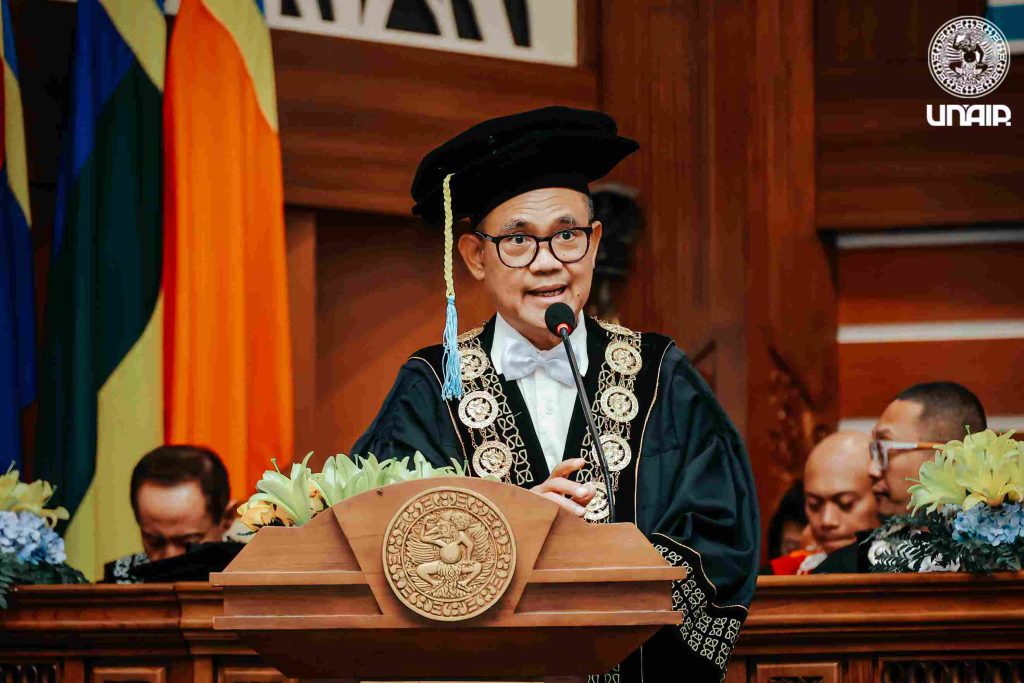 Ketua Senat Akademik UNAIR, Prof Djoko Santoso dr PhD SpPD KGH FINASIM saat memberikan sambutan dalam Sidang Dies Natalis ke-70 UNAIR (Foto: PKIP UNAIR)