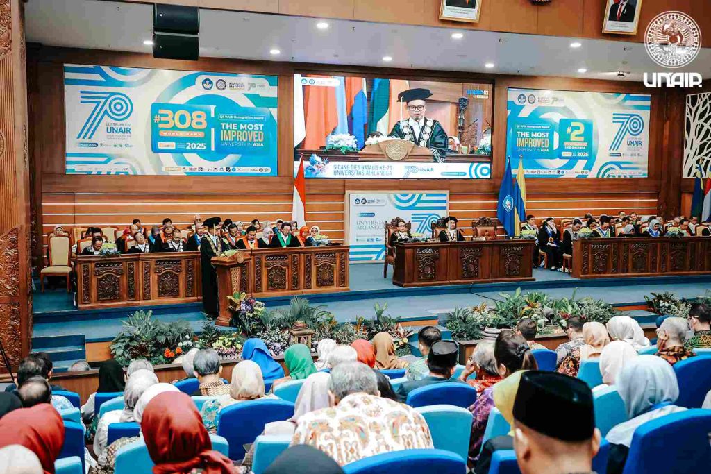 Suasana Sidang Dies Natalis ke-70 UNAIR yang menghadirkan Ketua Senat Akademik UNAIR (Foto: PKIP UNAIR)